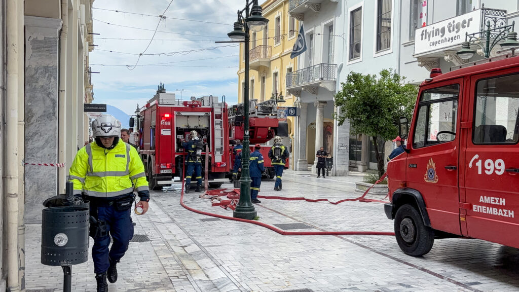 Πάτρα: Η στιγμή που ξεσπά η φωτιά στο κατάστημα – Εκκενώθηκε ξενοδοχείο, στο νοσοκομείο μία γυναίκα (Photos-Video)
