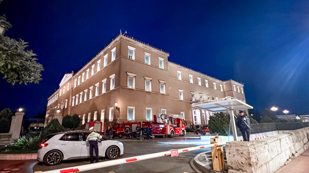 Φάρσα το μήνυμα για βόμβα στη Βουλή