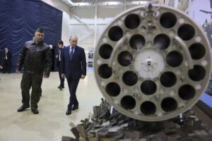 Η Ρωσία χρειάζεται περισσότερα όπλα λέει ο Πούτιν, ενώ ήδη έχει αυξήσει πολύ την παραγωγή