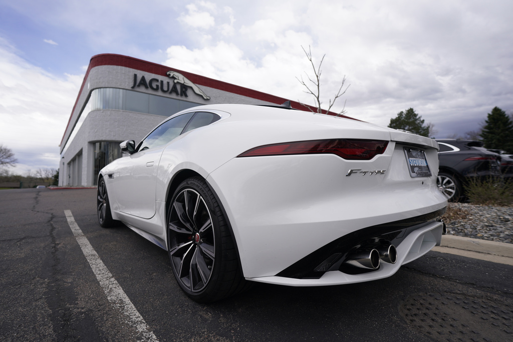 Jaguar Land Rover: Σηκώνει… χειρόφρενο για 1 μήνα στην αποστολή οχημάτων στις ΗΠΑ λόγω δασμών