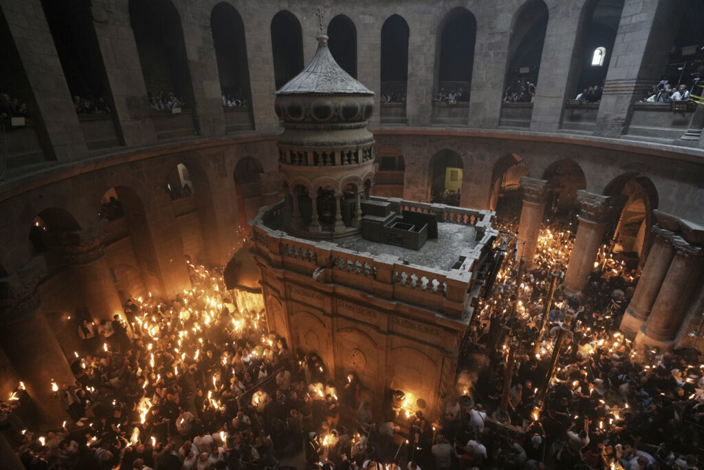 Σε κλίμα κατάνυξης η αφή του Αγίου Φωτός στα Ιεροσόλυμα – Πότε  φτάνει στην Ελλάδα