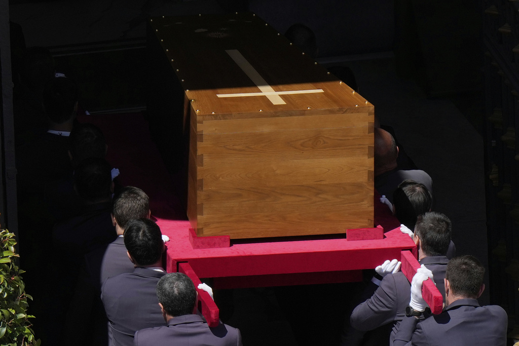 O Πάπας Φραγκίσκος τάφηκε στη Ρώμη μετά την νεκρώσιμη ακολουθία στην πλατεία του Αγίου Πέτρου