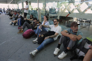 Ισπανία: Εικόνες πανικού από το μπλακ άουτ &#8211; Ακινητοποιημένα και την Τρίτη θα μείνουν πολλά τρένα