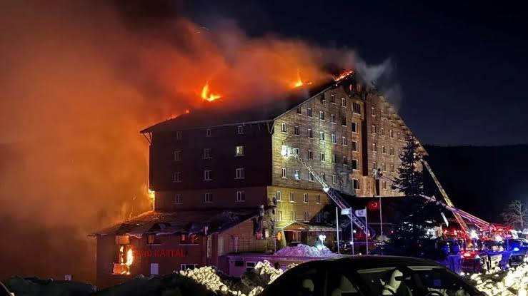 Διαφθορά με τίμημα 78 ζωές – Το πόρισμα-καταπέλτης για την πυρκαγιά σε τουρκικό θέρετρο