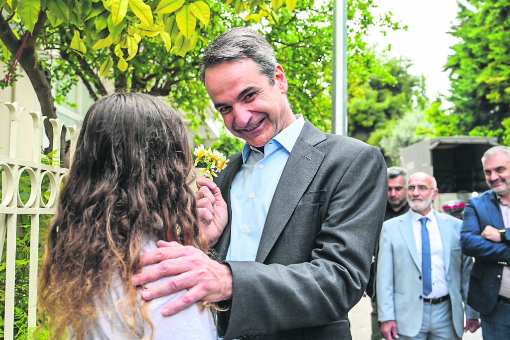 «Γαλάζιες» δελφινομαχίες με την Ομάδα Αλήθειας: Μαίνεται ο πόλεμος συσχετισμών για την επόμενη μέρα στη ΝΔ