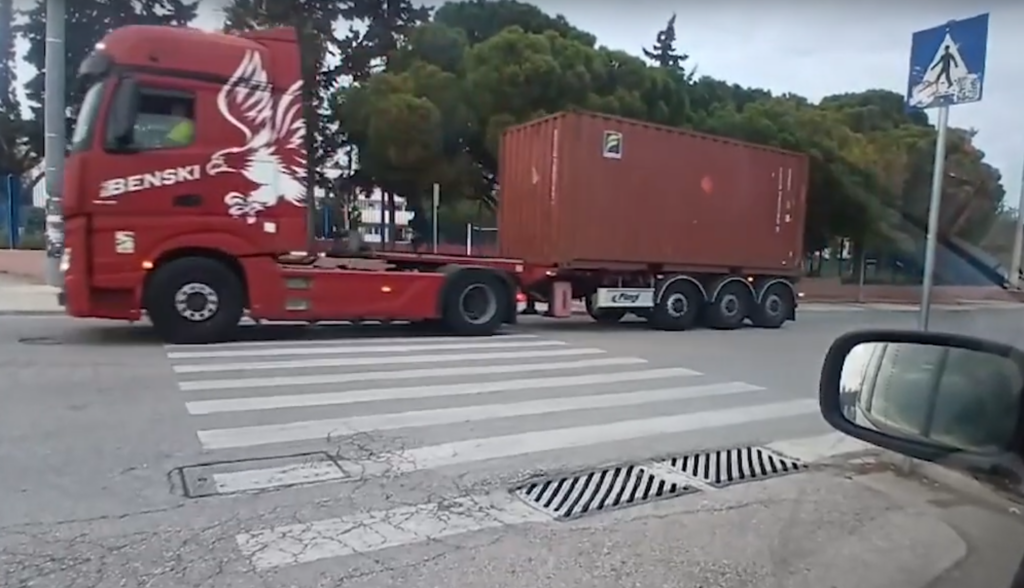 Λαύριο: Φορτία με εκρηκτικά περνάνε μέσα από την πόλη (Video)