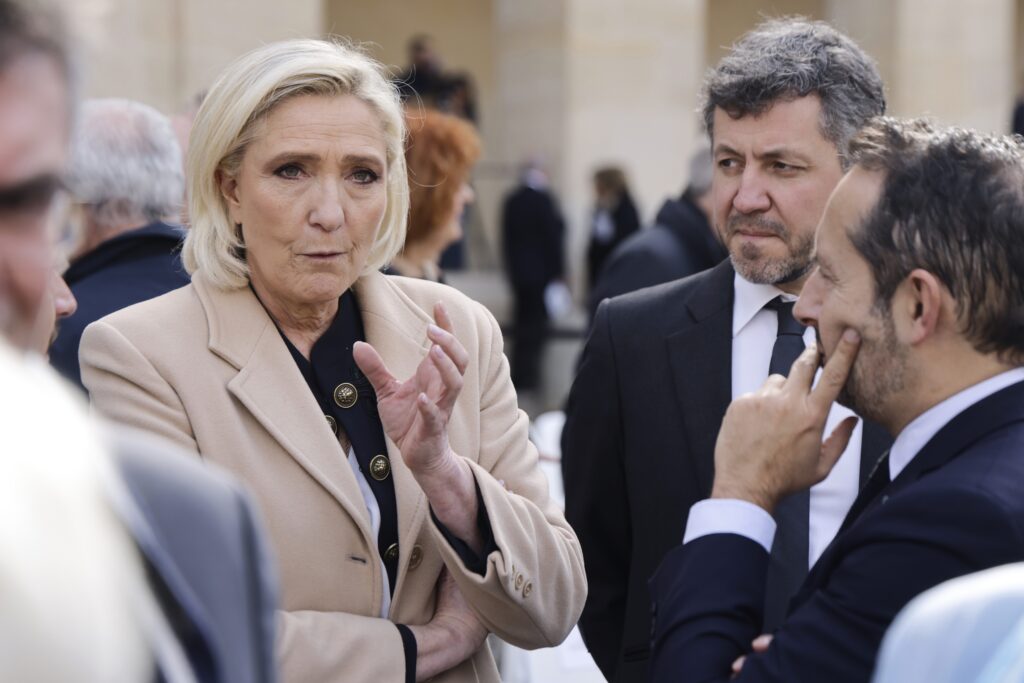 Γαλλία: Η ακροδεξιά «φλερτάρει» με την ανατροπή της κυβέρνηση Μπαϊρού μετά την καταδίκη της Λεπέν