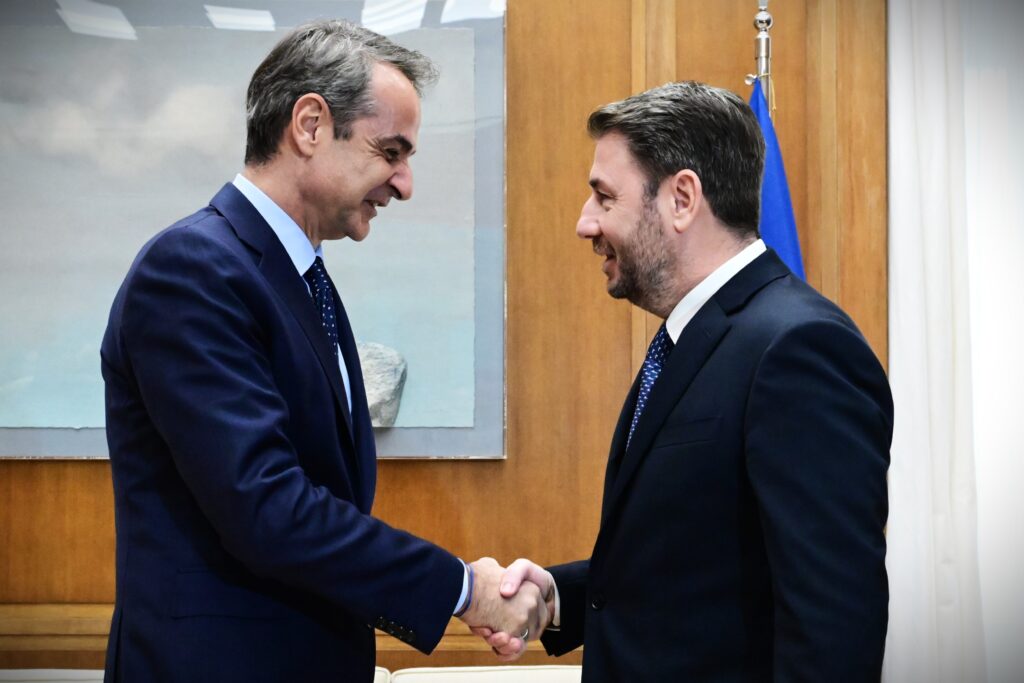 Κυβερνητικός «χρησμός» για ενδεχόμενη συγκυβέρνηση με ΠΑΣΟΚ: «Οι πολίτες θα επιλέξουν» (Video)
