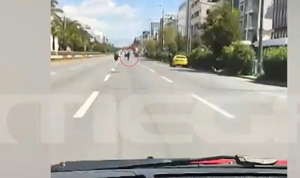 Πατίνι ανέβαινε με 100 χλμ/ώρα τη Λ. Συγγρού – Άναυδοι οι οδηγοί (Video)