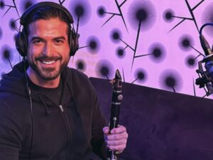 Άρης Μουγκοπέτρος: Ποινική δίωξη σε βάρος του μουσικού που τραυματίστηκε από κροτίδα