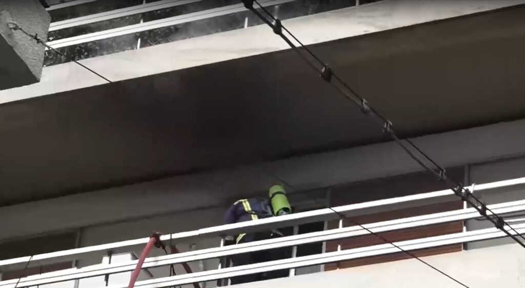 Φωτιά τώρα σε διαμέρισμα κοντά στη Μιχαλακοπούλου