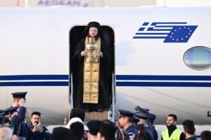 Έφτασε στην Αθήνα το Άγιο Φως &#8211; Πώς θα «ταξιδέψει» σε όλη την Ελλάδα