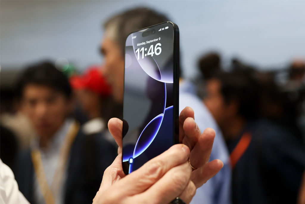 Apple: Φέρνει 600 τόνους iPhones μέσω… Ινδίας για να αποφύγει τους δασμούς του Τραμπ