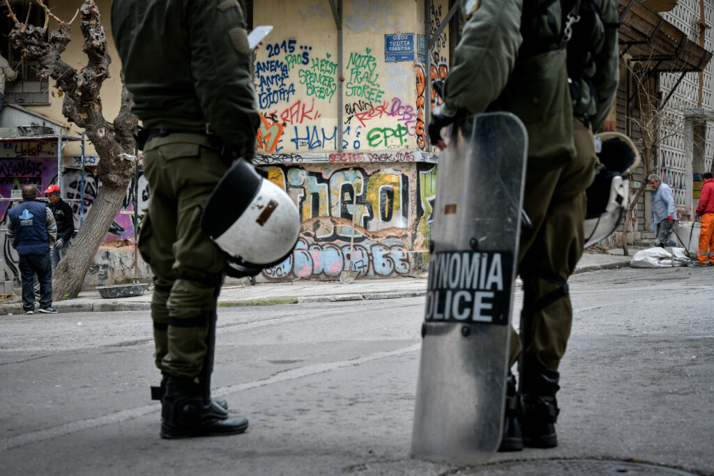 Επιχείρηση της ΕΛΑΣ στα Εξάρχεια – Μπήκαν σε υπό κατάληψη κτίριο