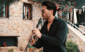 Άρης Μουγκοπέτρος: Τραυματίστηκε σοβαρά ο μουσικός από έκρηξη κροτίδας σε γλέντι