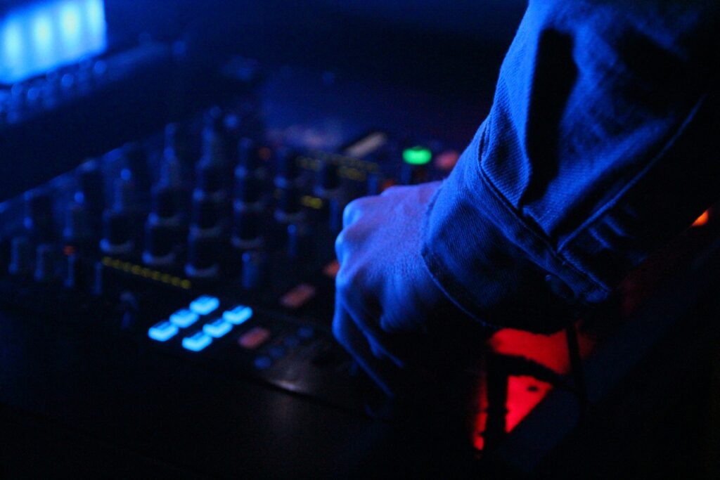 Σοκ στη Ναύπακτο: Άγρια συμπλοκή ανάμεσα σε DJs – Του έκοψε το αυτί για τα ποσοστά
