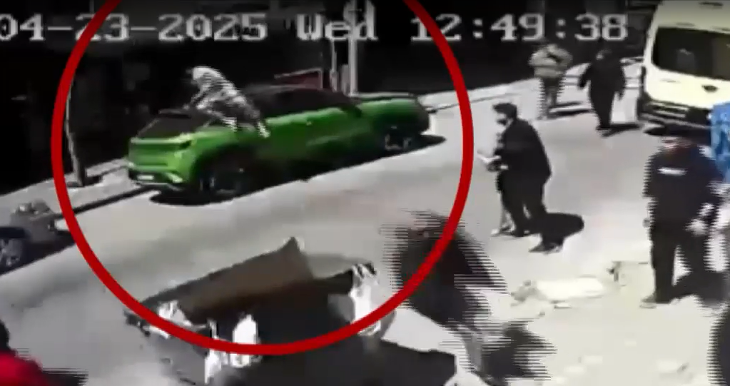 Σεισμός Κωνσταντινούπολη: Η στιγμή που άνδρας πηδάει από το μπαλκόνι για να σωθεί (Video)