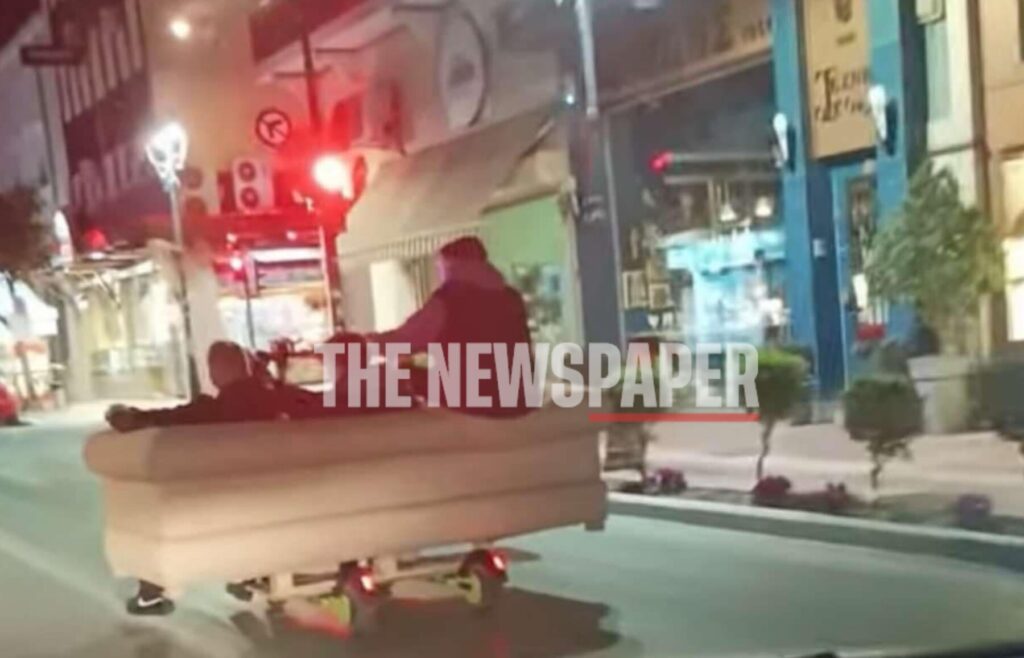 Βόλος: Έβαλαν καναπέ πάνω σε πατίνια και έκαναν βόλτα στους δρόμους – Παρέμβαση εισαγγελέα