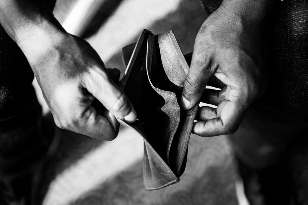 Αυξήθηκε ο κίνδυνος φτώχειας στην Ελλάδα – 2,7 εκατ. Έλληνες «στο κόκκινο»