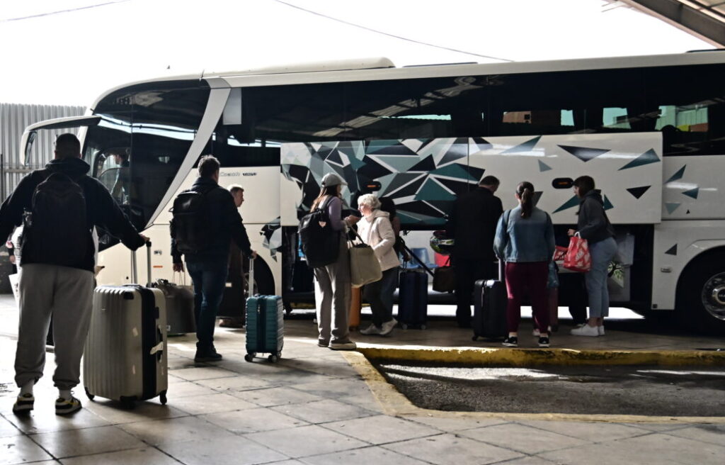 Κορυφώνεται η μεγάλη έξοδος για το Πάσχα – Η εικόνα σε λιμάνια, ΚΤΕΛ και εθνικές οδούς