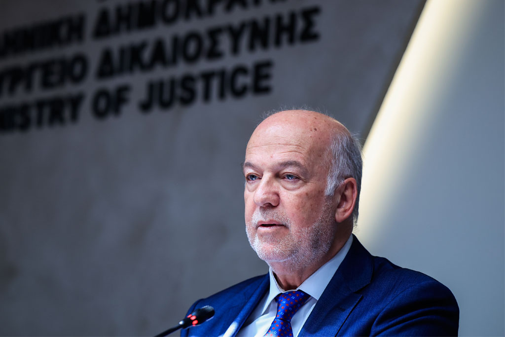 «Όχι» στην απόκτηση παιδιών με παρένθετη μητέρα από ομόφυλα ζευγάρια με υπογραφή Φλωρίδη