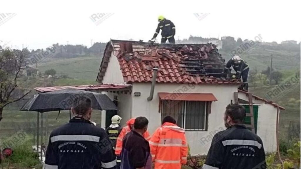 Φωτιά από κεραυνό σε σκεπή σπιτιού στον Βαρνάβα