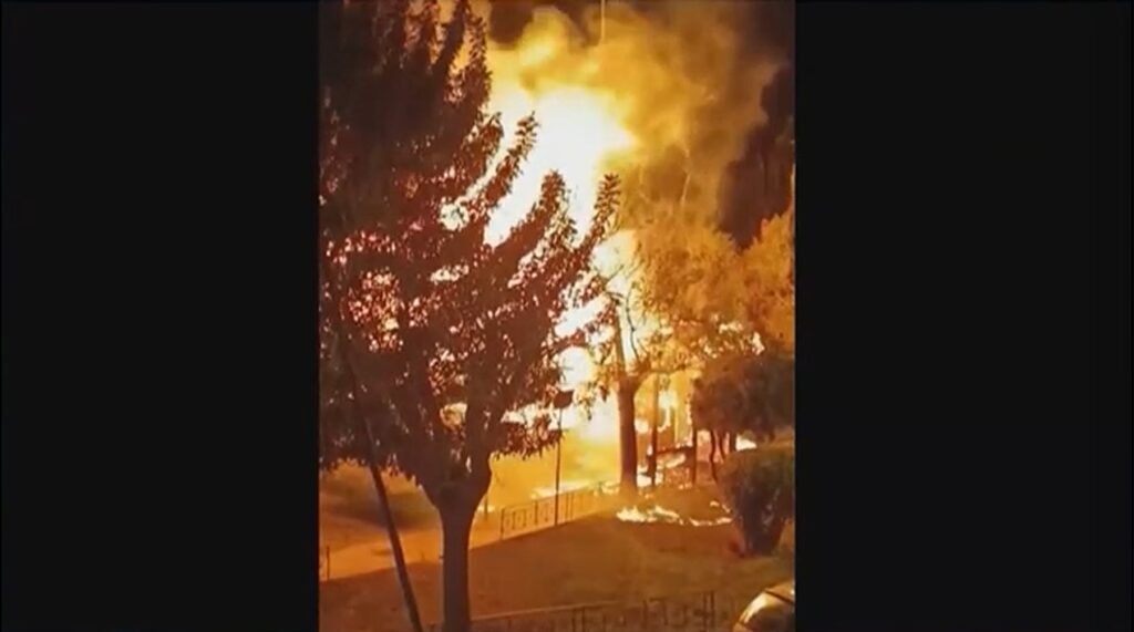 Φωτιά σε λεωφορείο στη Λιοσίων – Κάηκε ολοσχερώς (Video)