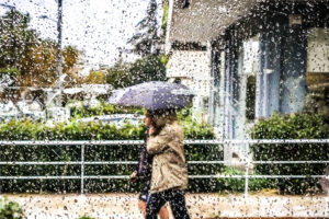 Έκτακτο δελτίο της ΕΜΥ για θυελλώδεις ανέμους στο Αιγαίου &#8211; Τοπικές βροχές και μεμονωμένες καταιγίδες αύριο Δευτέρα