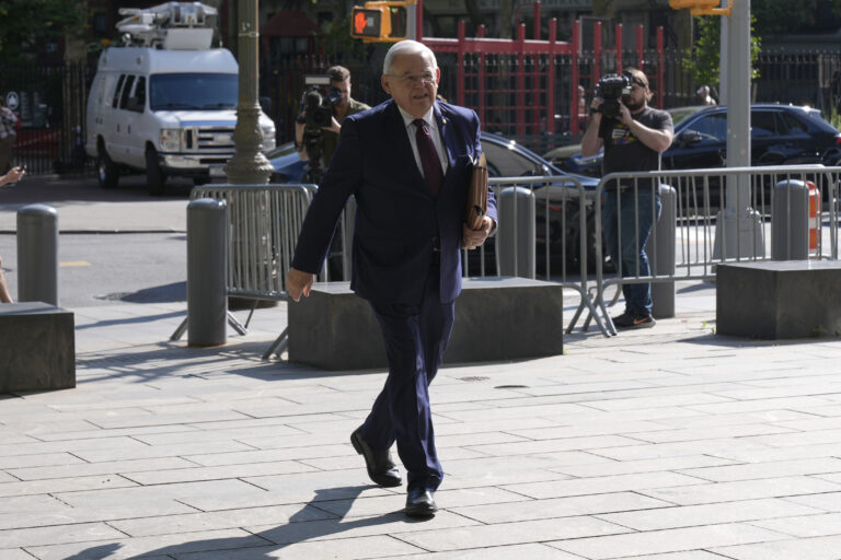 «Συνέταιροι στη δωροδοκία» το ζεύγος Μενέντεζ