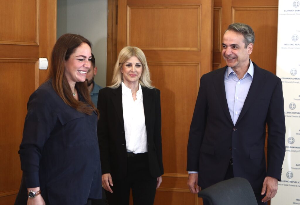 Επίσκεψη Μητσοτάκη στο (κατ΄ευφημισμόν) υπουργείο Οικογένειας