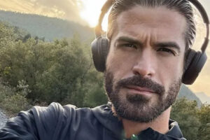 Άρης Μουγκοπέτρος: Σοβαρός ο τραυματισμός στο δεξί μάτι του μουσικού – Βλέπει μόνο 10% (Video)
