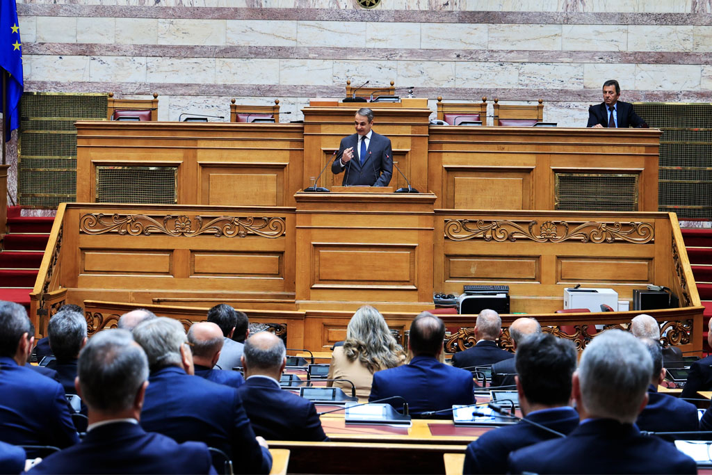 ΝΔ: Βαθύ χάσμα μεταξύ βουλευτών και Μαξίμου – Οι ισορροπίες τρόμου και ο αδύναμος Μητσοτάκης