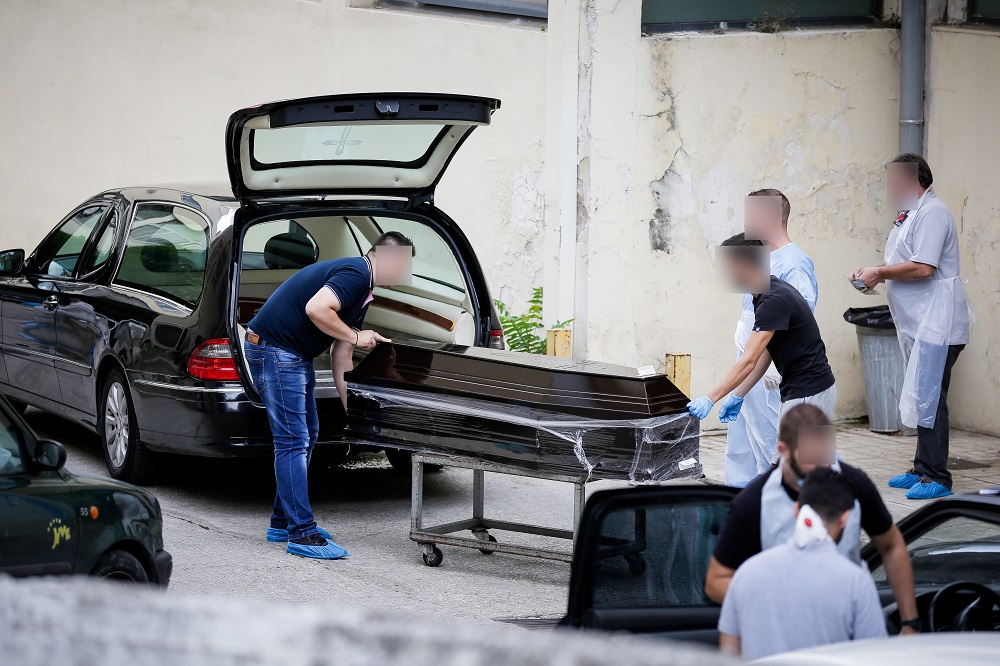 Θεσσαλονίκη: Πώς δρούσε το κύκλωμα στην Ιατροδικαστική Υπηρεσία – Οι ταρίφες για φύλαξη σε ψυγεία, καλλωπισμό και… ταρίχευση σορών