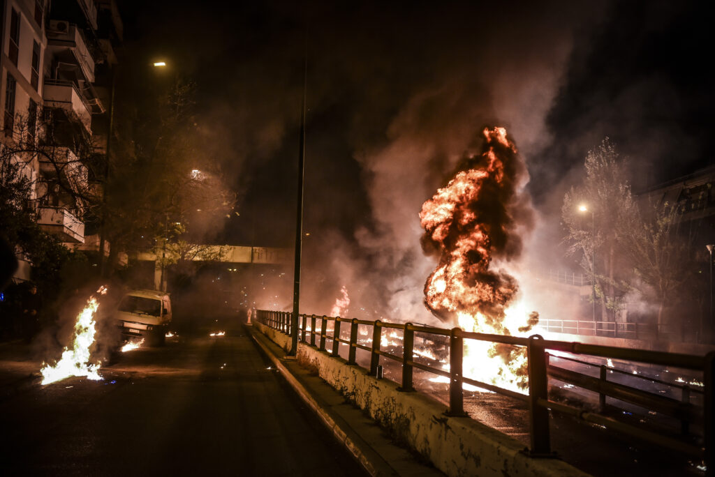 Η κυβέρνηση του εγκλήματος των Τεμπών θα μας σώσει από τις κροτίδες και μολότοφ