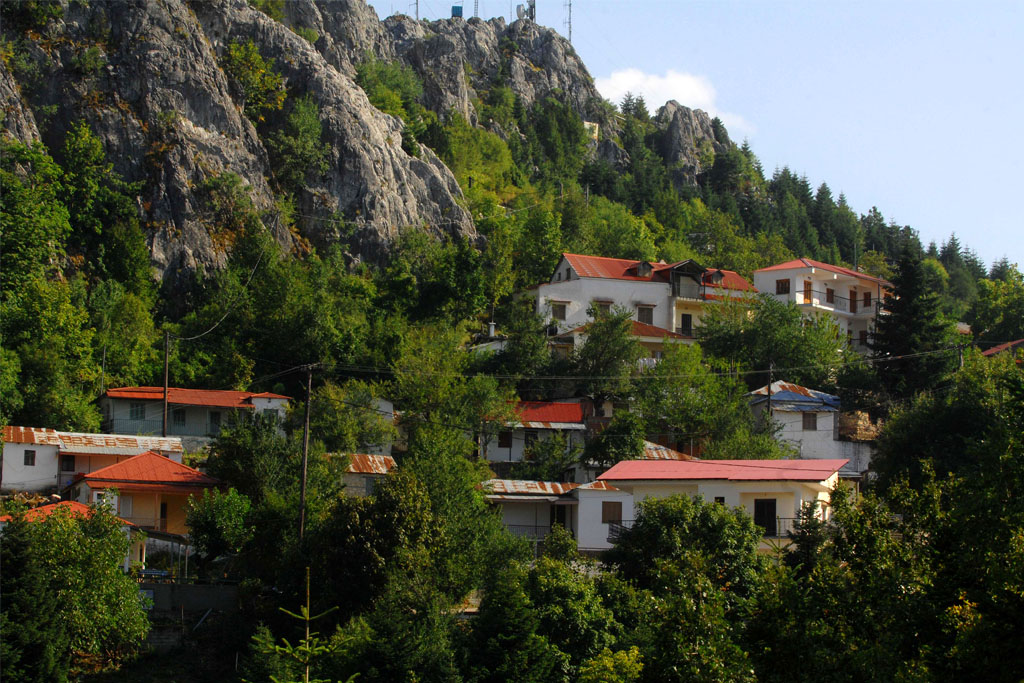 Οριοθέτηση οικισμών: Η μπάλα στο «αρμόδιο υπουργείο» μετά τις αντιδράσεις