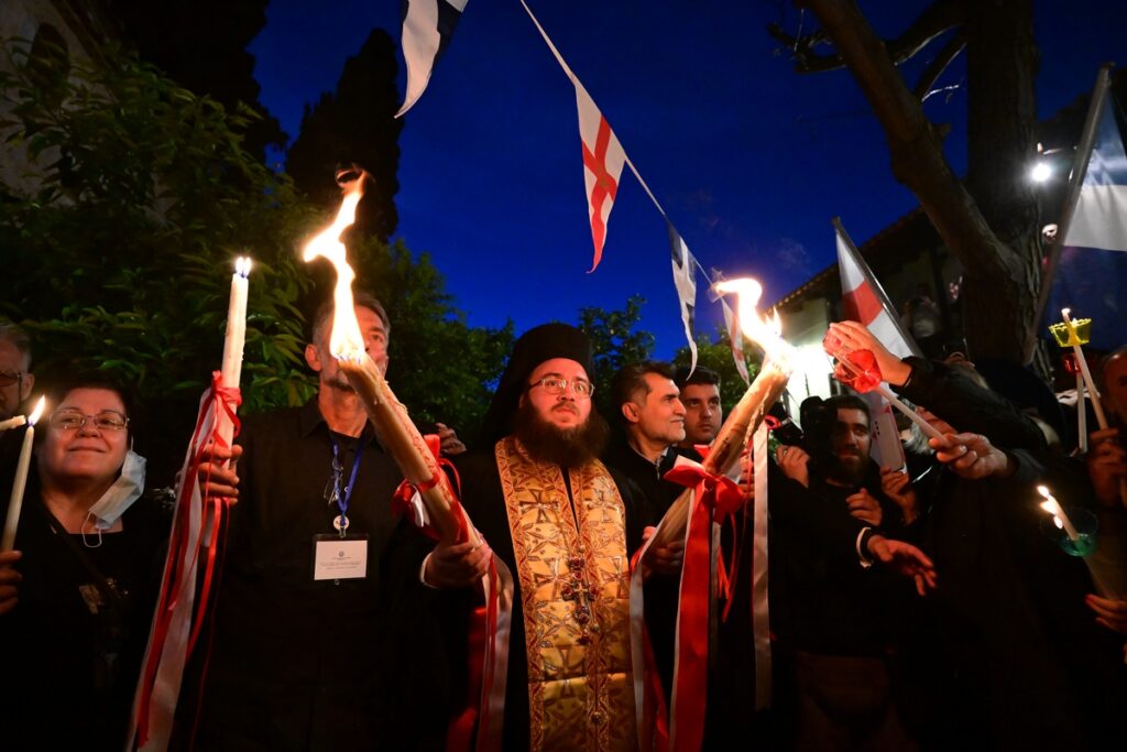 Έφτασε στο Μετόχι του Παναγίου Τάφου το Άγιο Φως – «Ταξίδεψε» σε όλη την Ελλάδα με ειδικές πτήσεις