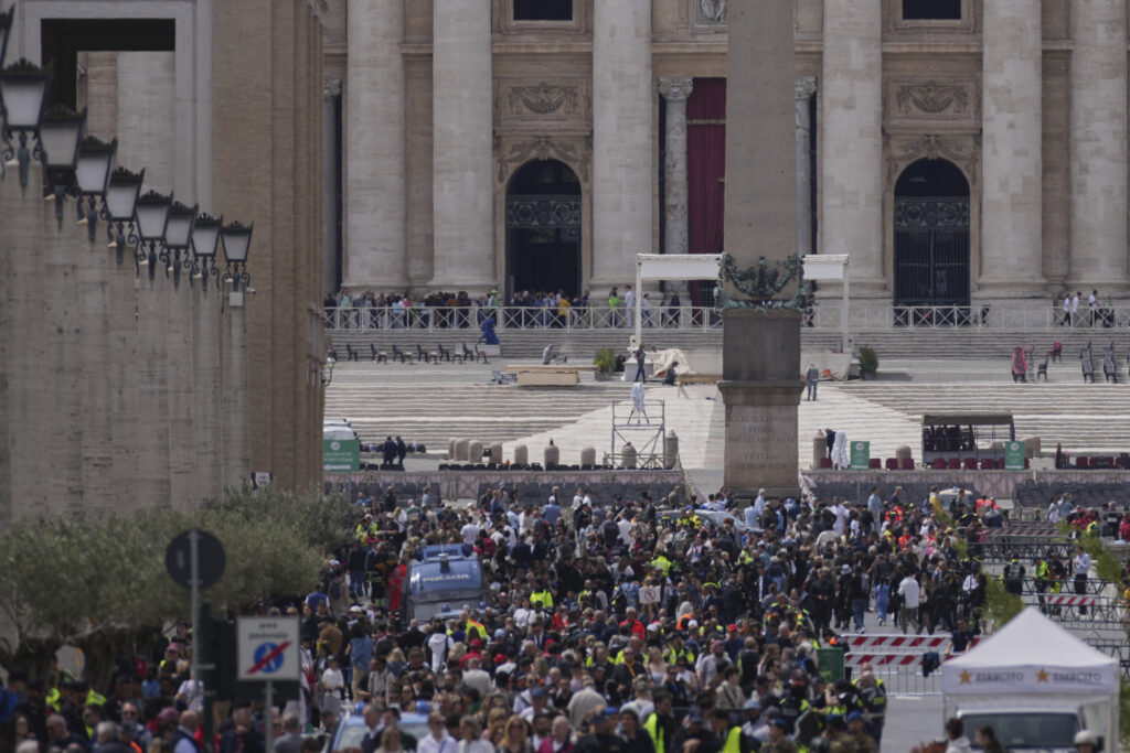 Βατικανό: Περισσότεροι από 90.000 άνθρωποι τίμησαν τον πάπα Φραγκίσκο