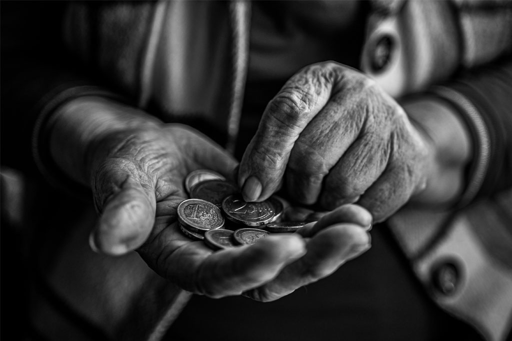 Μοιράζουν ψίχουλα στους συνταξιούχους και δεν το κρύβουν