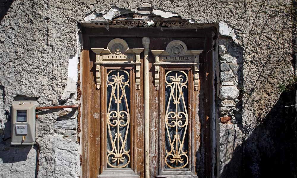 Κάποιος χτυπάει την πόρτα