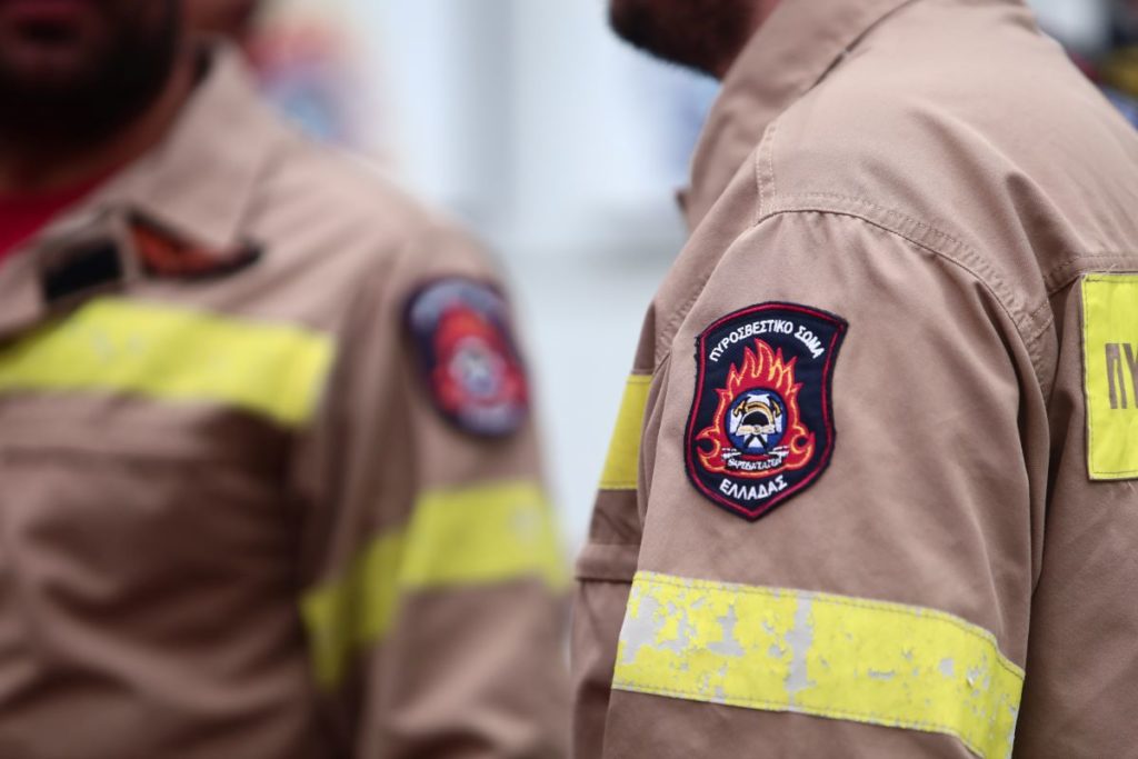 Θεσσαλονίκη: 24χρονη προσποιούταν την πυροσβέστρια – Φορούσε στολή, είχε ασύρματο και φάρους σε ΙΧ