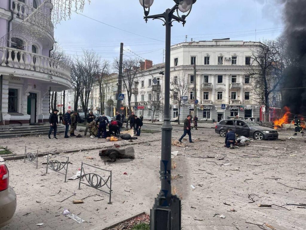 Ουκρανία: Πάνω από 20 νεκροί στο Σούμι μετά από ρωσικό πυραυλικό πλήγμα (Video)