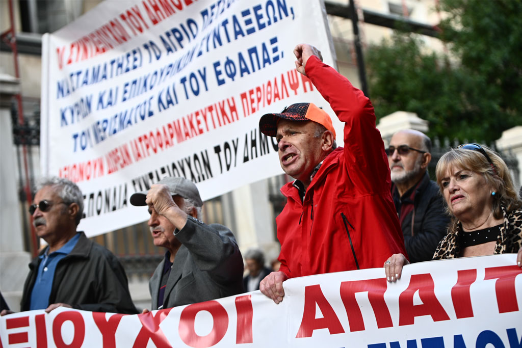 «Πυρά» συνταξιούχων κατά Μητσοτάκη για τα ψίχουλα: Φωτοβολίδες των 250€, ενώ μας έκοψε 6,6 δισ.