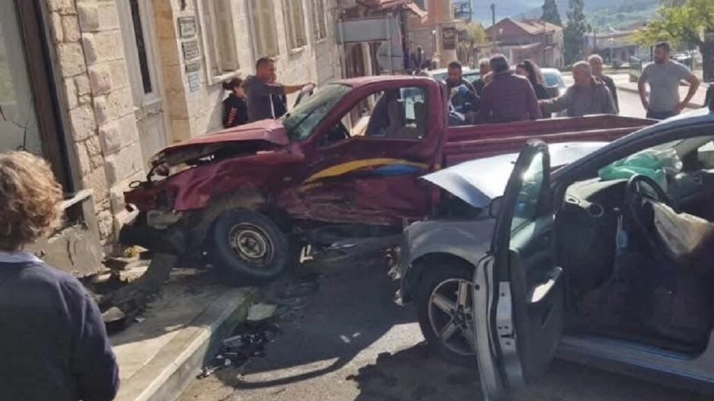 Αρκαδία: Αυτοκίνητο καρφώθηκε σε σταθμευμένο αγροτικό, νεκρή μία γυναίκα (Video)