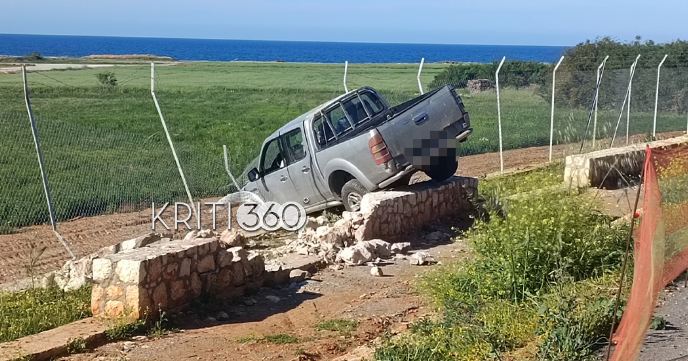 Χανιά: Οδηγός αγροτικού καρφώθηκε σε μπεντένι