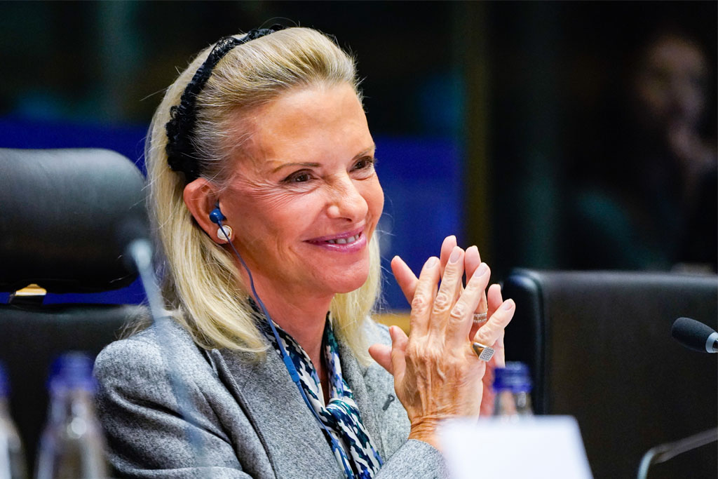 Η Βόζεμπεργκ απορεί γιατί ο κόσμος κατεβαίνει στους δρόμους (Video)