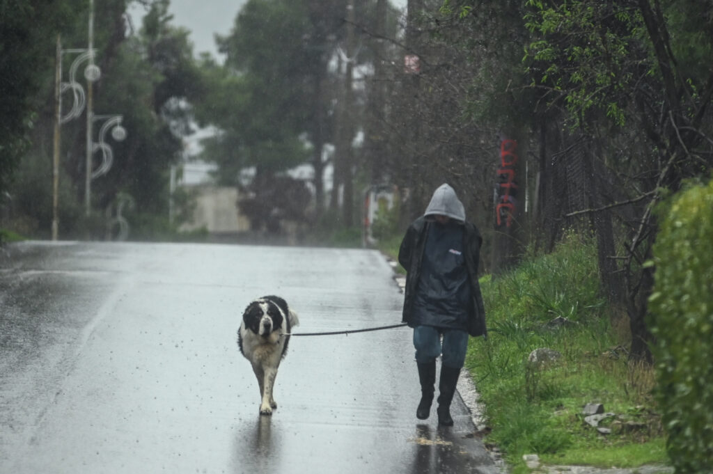 Συνεχίζεται η κακοκαιρία – Πού θα σημειωθούν βροχές και καταιγίδες σήμερα (LIVE)