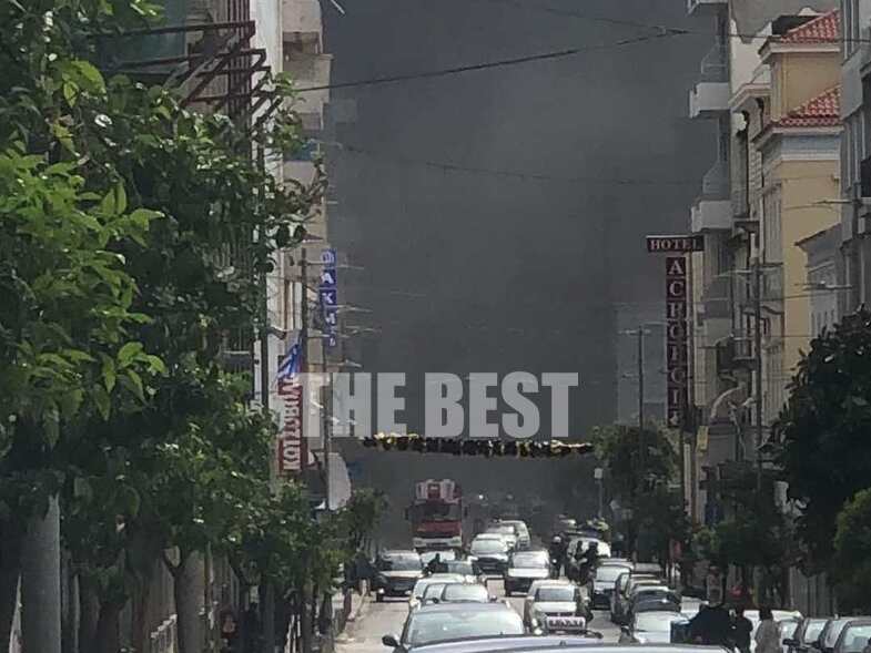 Πάτρα: Φωτιά σε κατάστημα στο κέντρο – Πυκνός καπνός στο σημείο (Photos-Video)