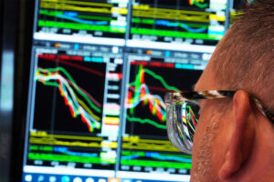 Wall Street: Οι μετοχές και το δολάριο βυθίζονται ενώ ο Τραμπ επιτίθεται στον πρόεδρο της Fed