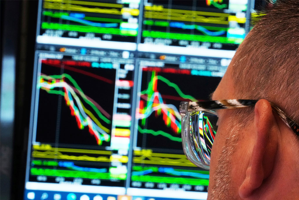 Wall Street: Οι μετοχές και το δολάριο βυθίζονται ενώ ο Τραμπ επιτίθεται στον πρόεδρο της Fed