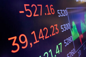 Wall Street Journal: «O εμπορικός πόλεμος θολώνει τις προβλέψεις για τα κέρδη των εταιρειών»